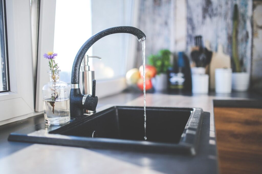 How do you hook up a water filter to a kitchen faucet
