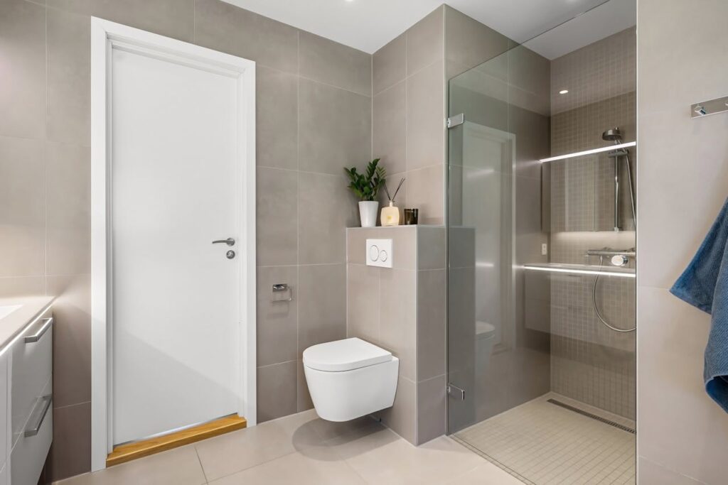 How do you level a toilet flange