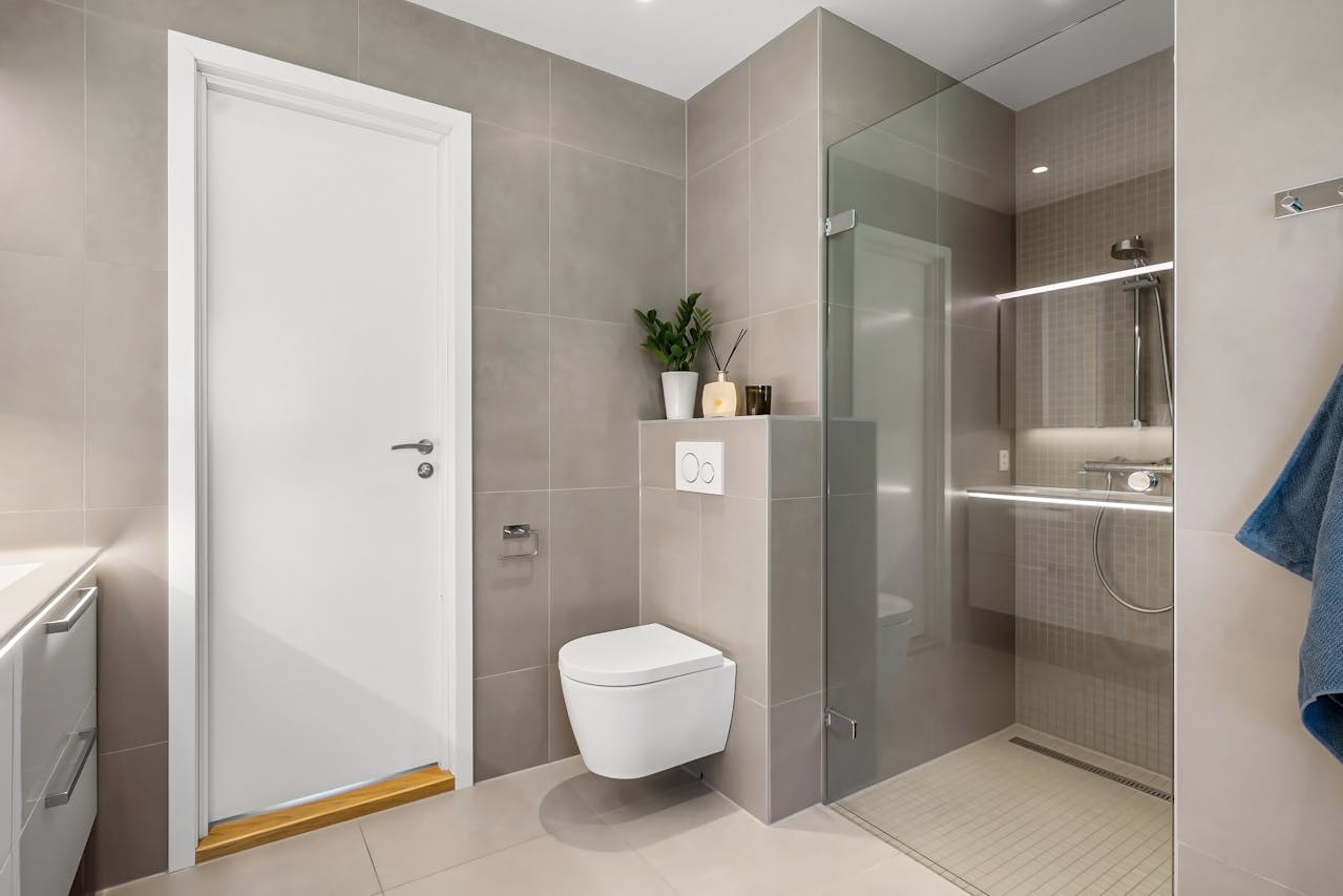 How do you level a toilet flange